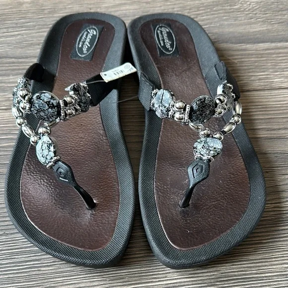 Elegant Black and Brown Sandals with Floral Embellishments - Picture 1 of 7